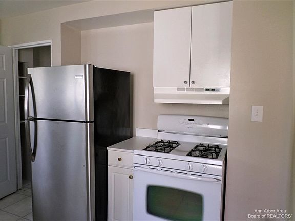 5th image of 1095 S Grove St