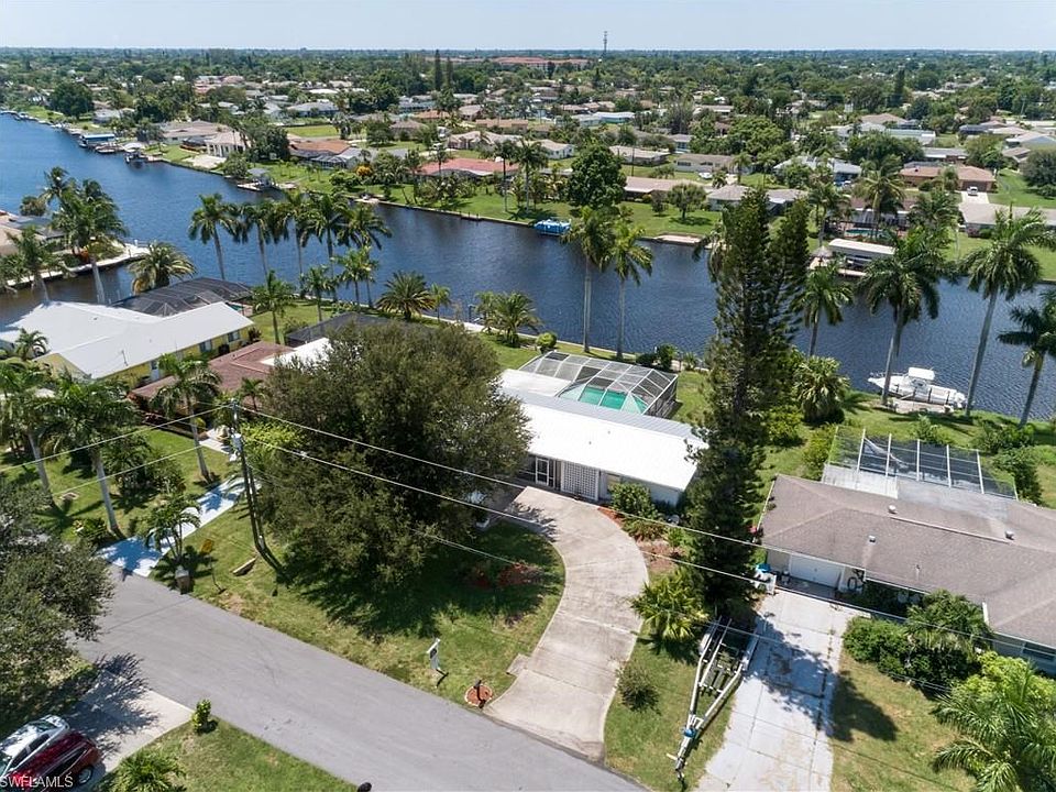 Home sits on the Rubicon Canal minutes from the river and Gulf of Mexico