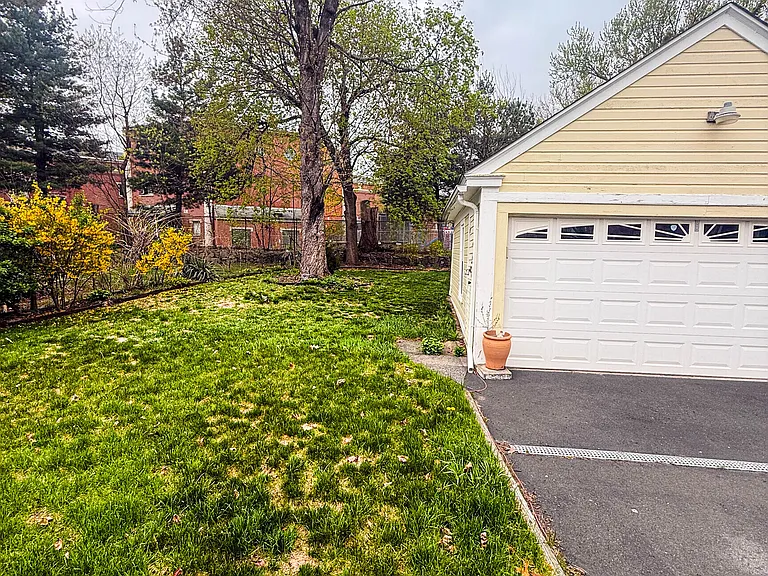 38 Grandview Ave — Photo 4