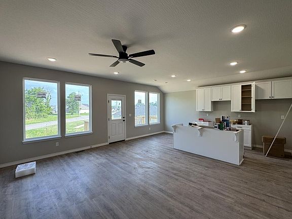 2nd image of 1401 S Barnard Way