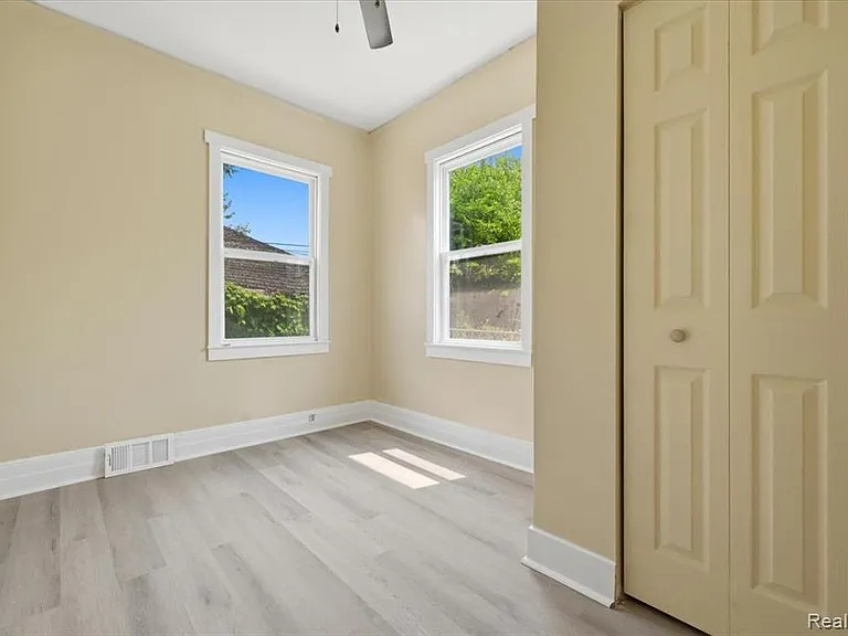 2245 W Grand St — Photo 12