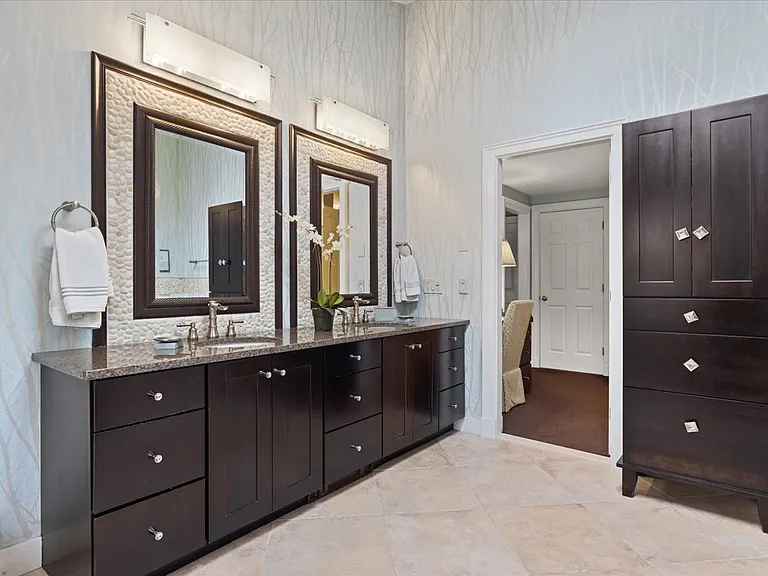 Master en-suite bathroom