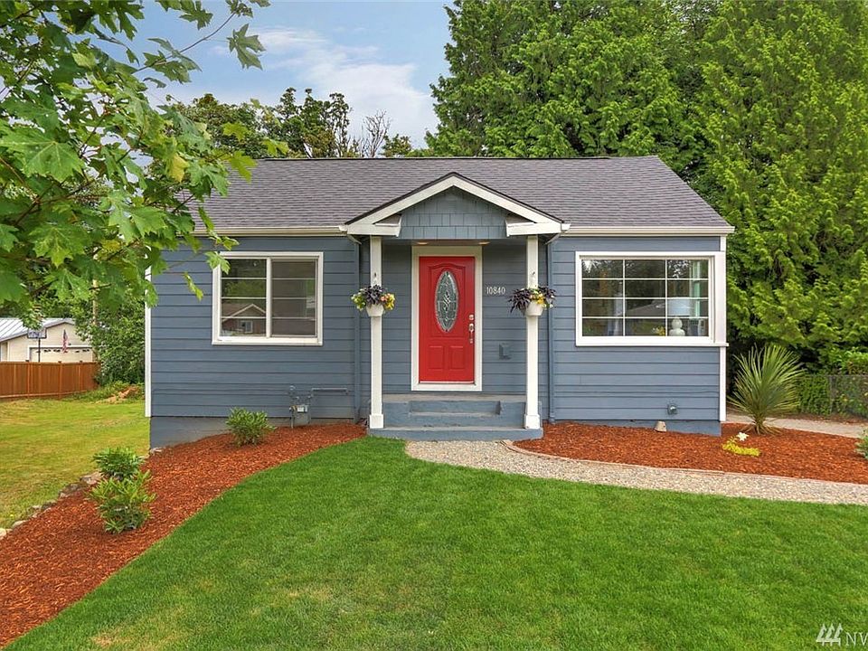 Home surrounded by greenery and is across the street from Glenn Acres Golf and Country Club.   