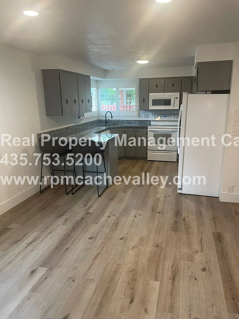 5 bedroom home close to USU! Pet friendly. — Photo 4