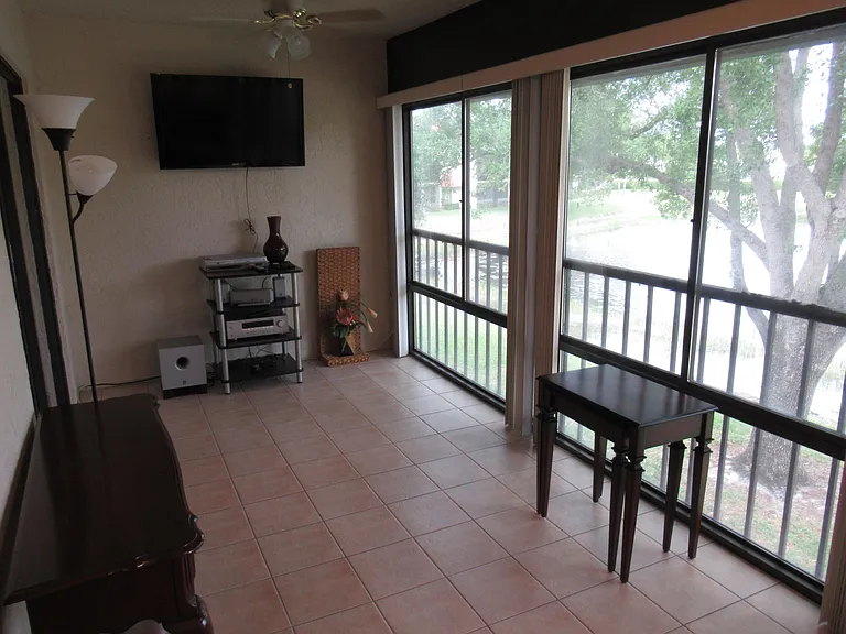 4 Lexington Ln E #F — Photo 4