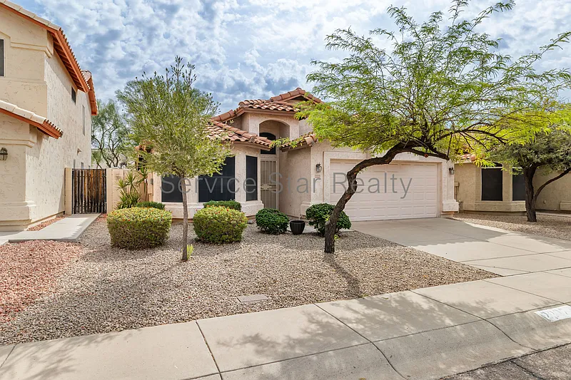 3 bed, 2.0 bath, 1675 sqft, $2,300 — Photo 2