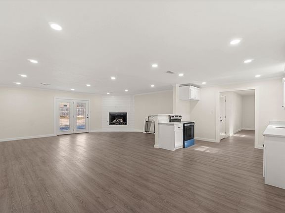 4th image of 175 Stevens St