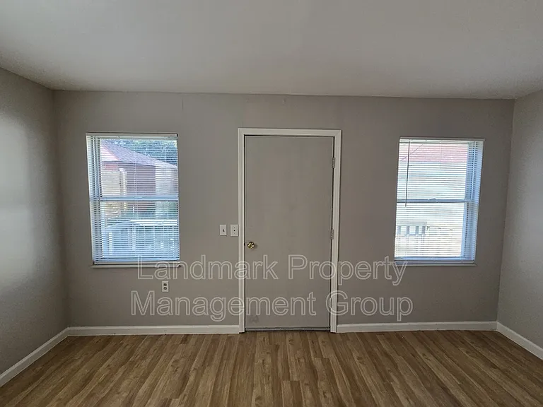 9657 E Outer Dr — Photo 17
