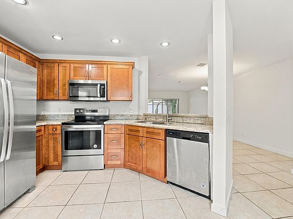 3rd image of 4441 SW 11th Place