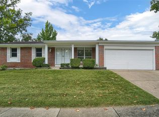 927 Oak Trail Ct, Fenton, MO 63026