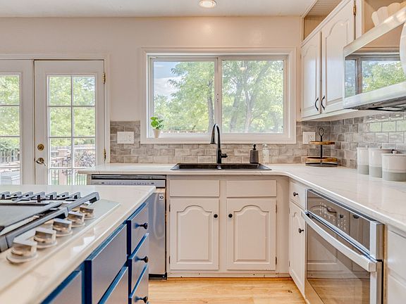 Full Kitchen gas stove top