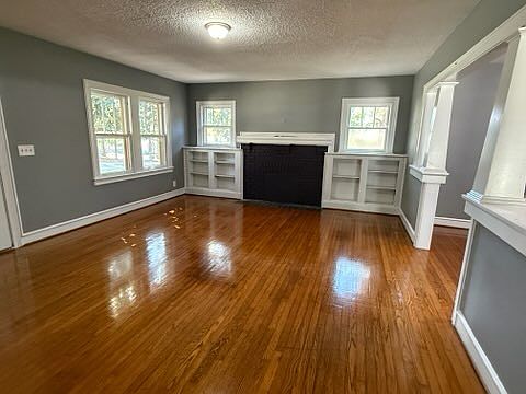Den w/ built in book shelves