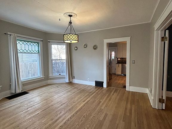 4th image of 616 S 32nd Ave
