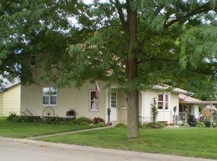 215 4th St NW, Hampton, IA 50441