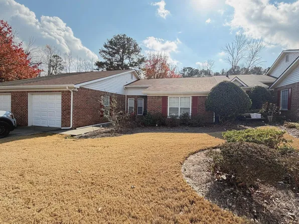 225 Monmouth Dr, Fayetteville, GA 30214