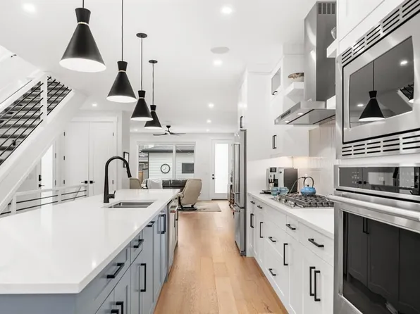2407 E 33rd St SW, Calgary, AB T3E 2T3