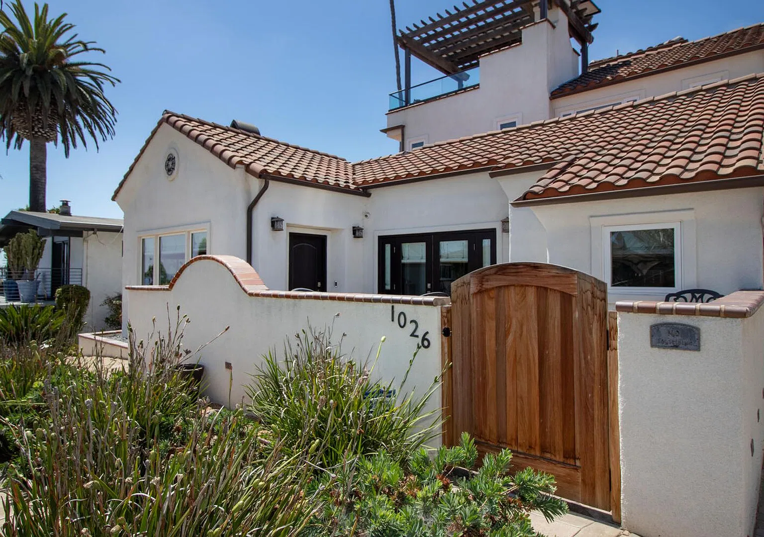 Prestigious Ocean View Retreat Fully Remodeled Oceanside Masterpiece — Photo 3