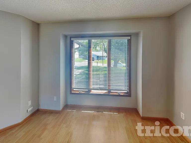 13784 Yosemite Ave S — Photo 2