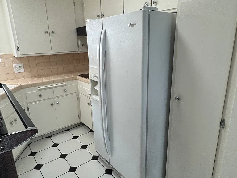 N Gale Dr — Photo 9