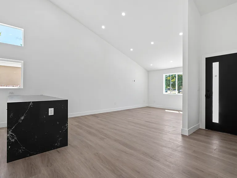 7906 Oakdale Ave — Photo 5