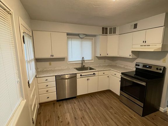 3rd image of 1022 Diversey Dr