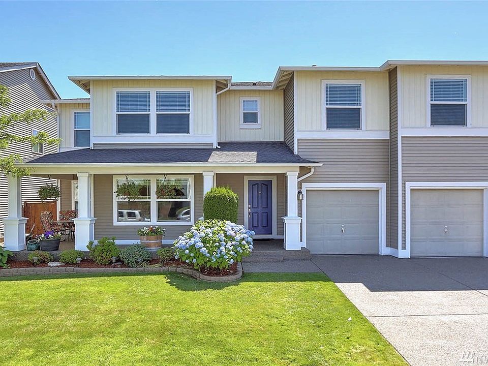 Welcome home to Trovitsky Park and this 6 bedroom plus bonus, 3 bathroom home! Trovistky is a great neighborhood with a playgrou