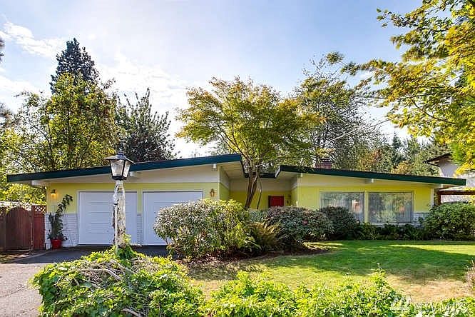 Super Cute, built in the decade that we put a man on the moon!  The location can't be beat.  You are minutes to Hwy 169 or I 405 from here.  It's surrounded by sunlight and has a wonderful vibe from the street.