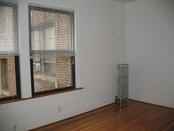3rd image of 921-29 W Oakdale Ave #925-1E