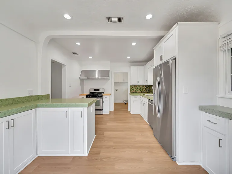 546 S Beachwood Dr — Photo 11
