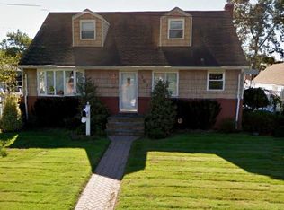 550 Garnet St, North Babylon, NY 11703