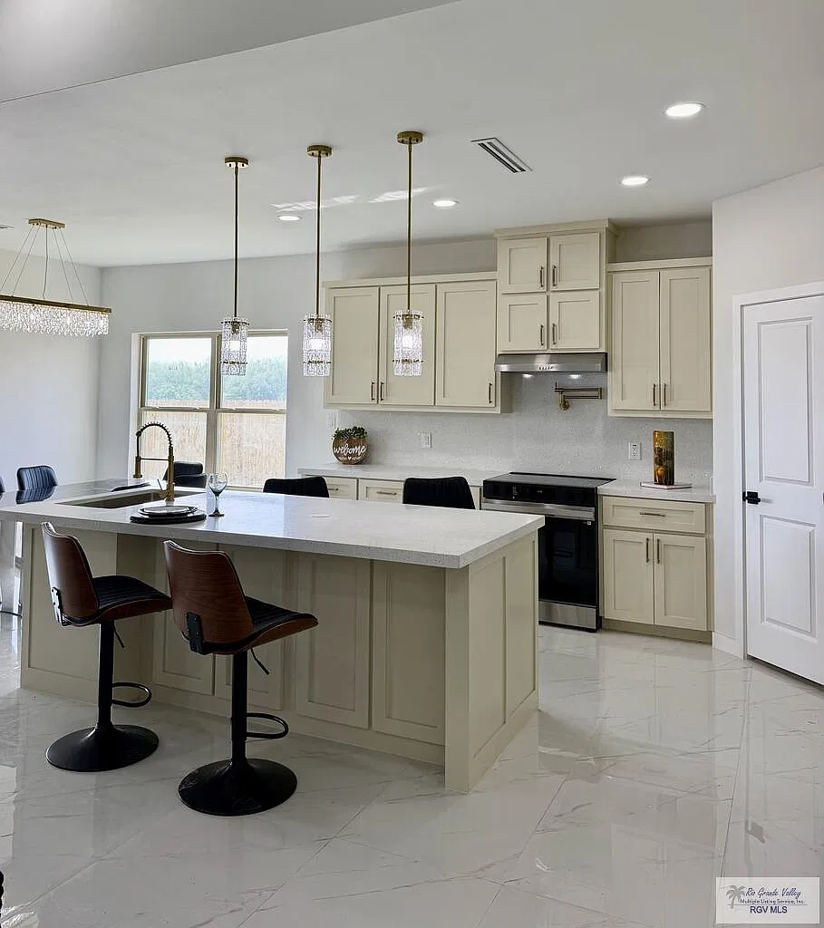 5 bed, 4.0 bath, 2347 sqft, $4,000 — Photo 4