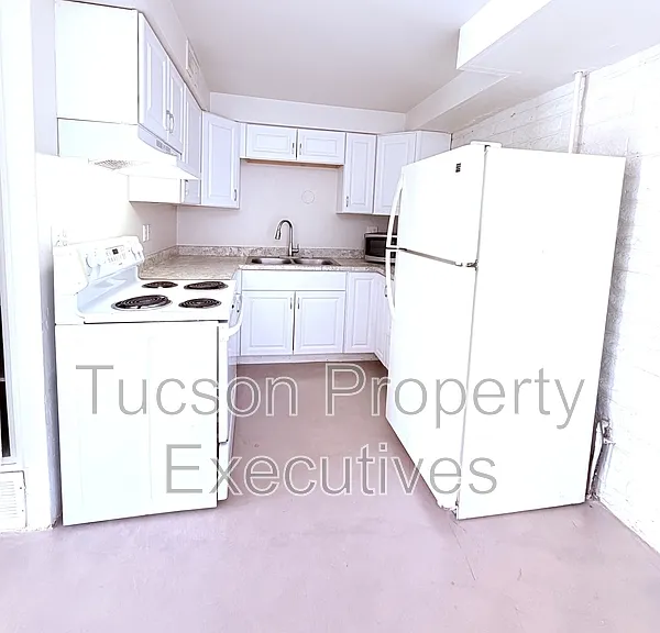 319 E Blacklidge Dr #3 — Photo 1