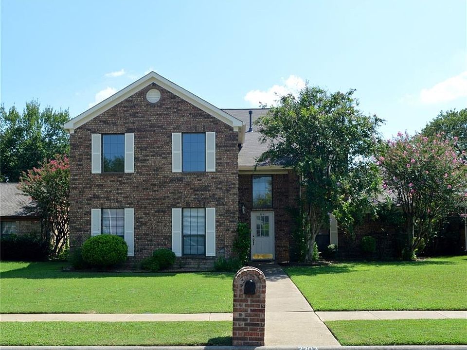 1st image of 2203 Summit Dr