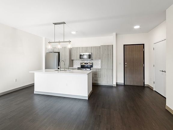 4th image of 2420 E Capitol Dr #200