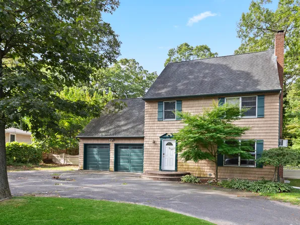 338 Old Town Rd, East Setauket, NY 11733