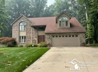 2084 Stoneybrook Ln, Temperance, MI 48182