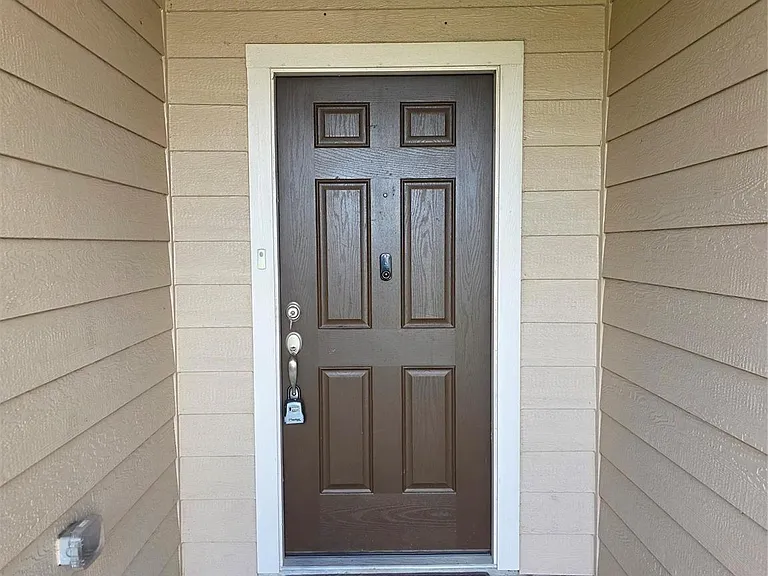 723 Crystal Lakes Dr — Photo 4