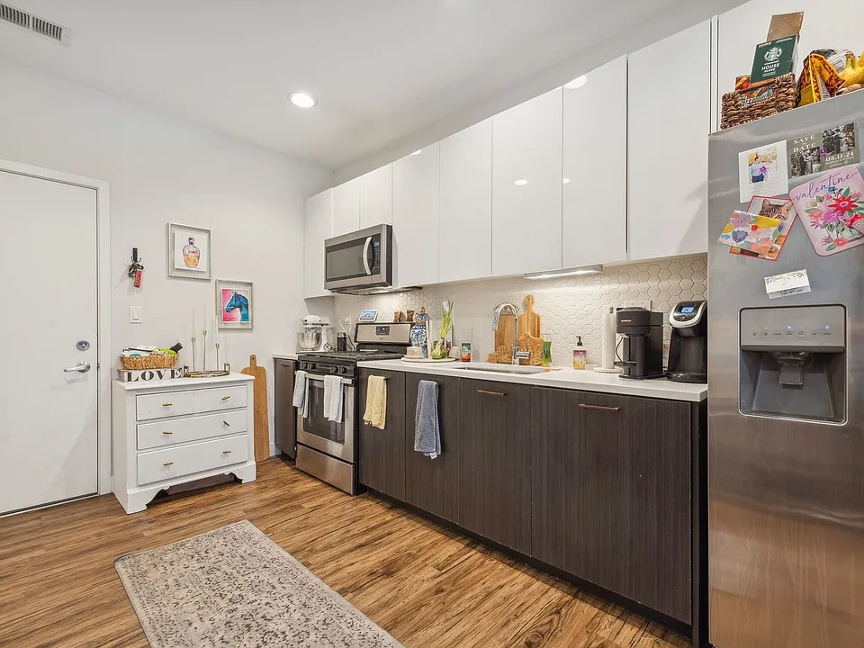 1045 W Cornelia