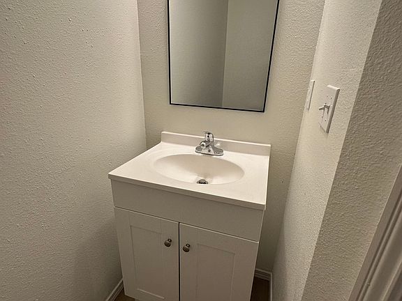 First floor 1/2 bath