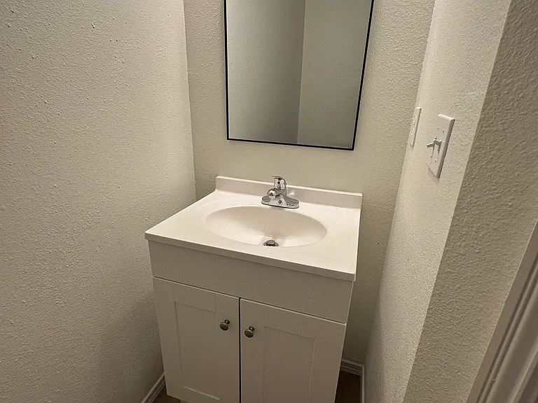 First floor 1/2 bath