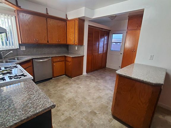 4th image of 16121 Dearborn St