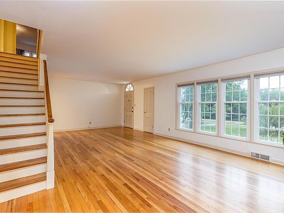 2nd image of 3104 Rainbow Dr