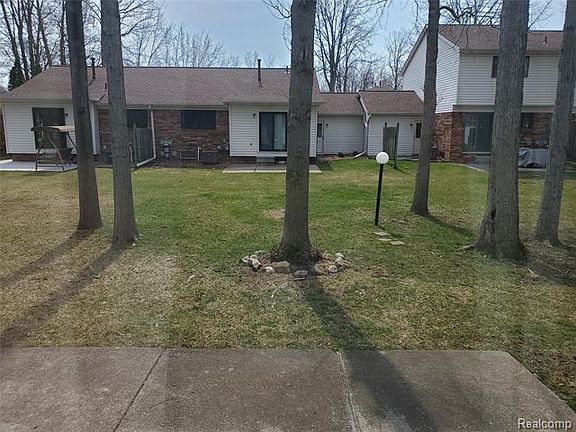 2nd image of 27996 Thorntree Ln #101