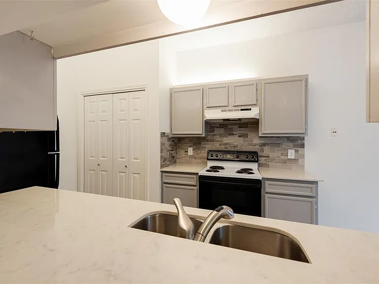 9100 Mountain Ridge Dr #105 — Photo 11
