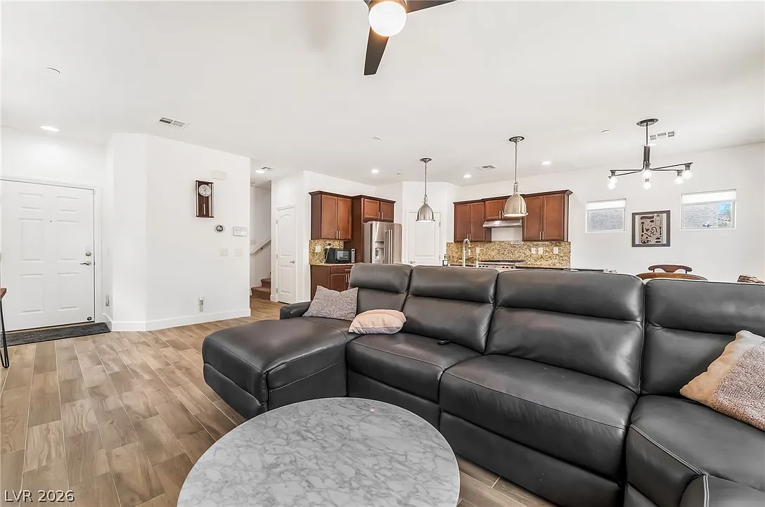 3 bed, 3.0 bath, 1732 sqft, $2,800 — Photo 4