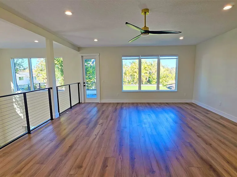 2475 Bay St — Photo 37