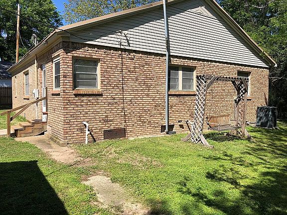4th image of 851 Wade St