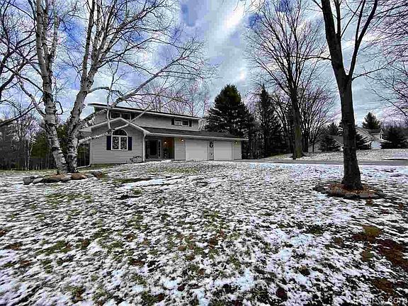 2nd image of 14 Grandview Cir