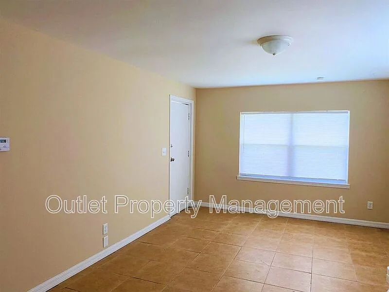 2 bed, 1.0 bath, 750 sqft, $1,340 — Photo 2
