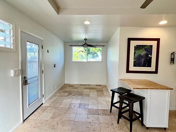 room space fits a queen bed or can be used as sofa room